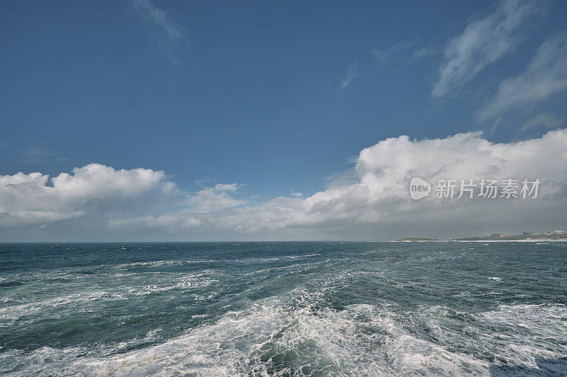 从庞泰尔纽基(Pentire Newquay)到远处的托万岬(Towan海角)的海景。